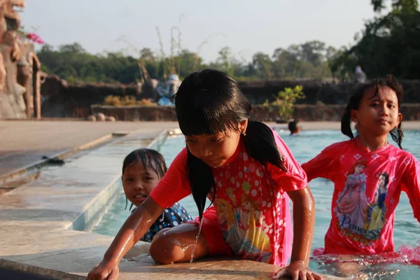Little Kids Play Water Cheerfully Tourist Area Children Pool Malang — Stock Photo, Image