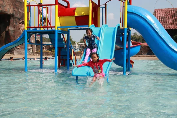 Kisgyerekek Játszanak Víz Vidáman Turisztikai Területen Egy Gyermekmedence Malang Kelet — Stock Fotó