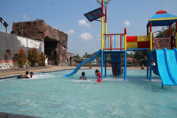 Les Petits Enfants Jouent Joyeusement Eau Dans Zone Touristique Une — Photo