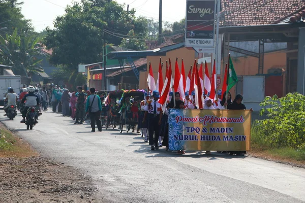 Residentes Estudiantes Celebran Conmemoración Graduación Escolar Islámica Con Marchas Camino —  Fotos de Stock