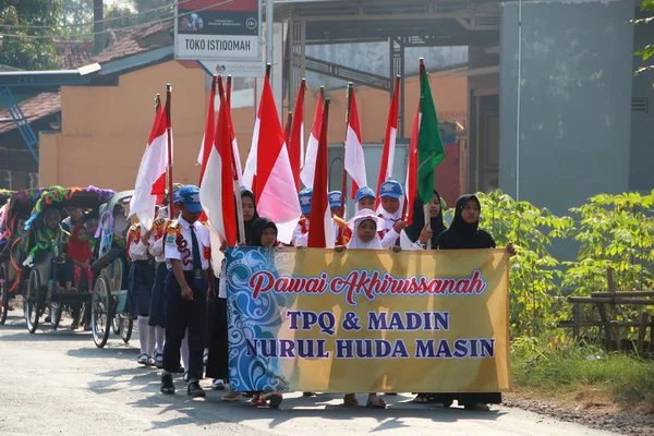 Residentes Estudiantes Celebran Conmemoración Graduación Escolar Islámica Con Marchas Camino —  Fotos de Stock