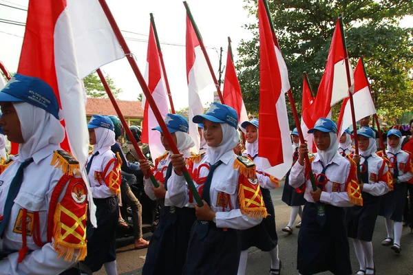 Mahalle Sakinleri Öğrenciler Yol Boyunca Yürüyüşler Slami Okul Mezuniyet Anma — Stok fotoğraf