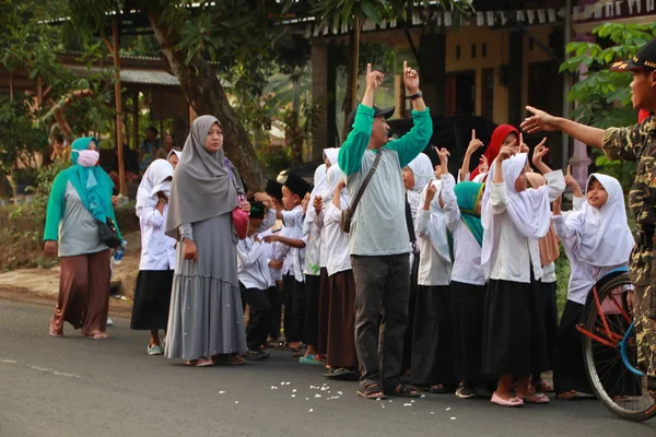 Obyvatelé Studenti Oslavují Památku Islámských Školních Promoací Pochody Cestě Hudebním — Stock fotografie