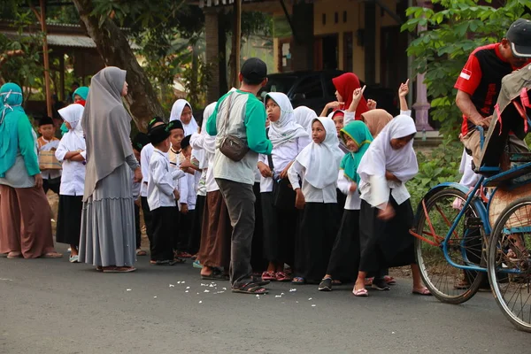 Mieszkańcy Studenci Świętować Upamiętnienie Islamskiej Szkoły Studiach Marsze Drodze Występów — Zdjęcie stockowe