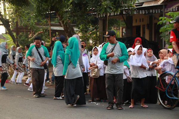 Mieszkańcy Studenci Świętować Upamiętnienie Islamskiej Szkoły Studiach Marsze Drodze Występów — Zdjęcie stockowe
