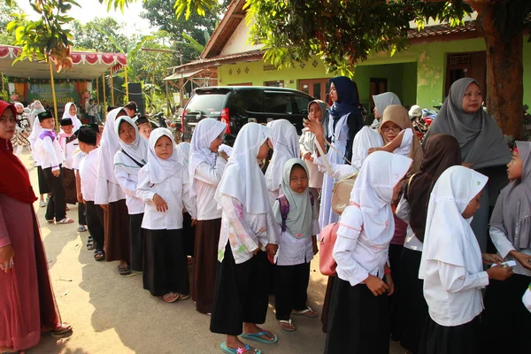 주민과 학생들은 이슬람 기반의 졸업을 기념하며 행진을 있습니다 공연과 인도네시아 — 스톡 사진