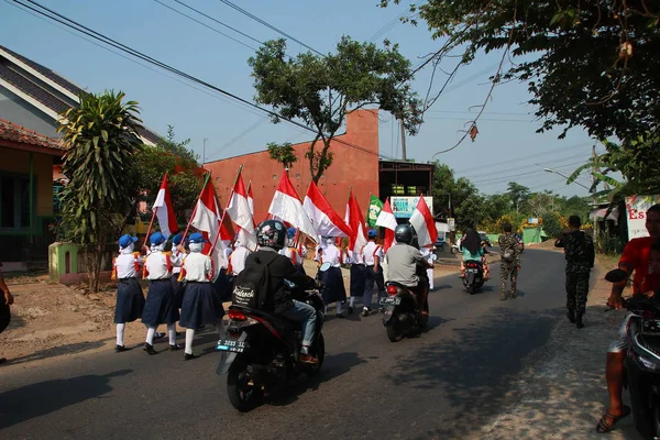 住民と学生は 道に沿って行進で イスラムベースの学校の卒業記念を祝います 音楽公演と旗揚げ バタン インドネシア 2019年6月22日 — ストック写真
