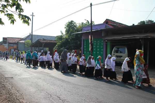 Residentes Estudantes Celebram Comemoração Formatura Escola Com Base Islâmica Com — Fotografia de Stock