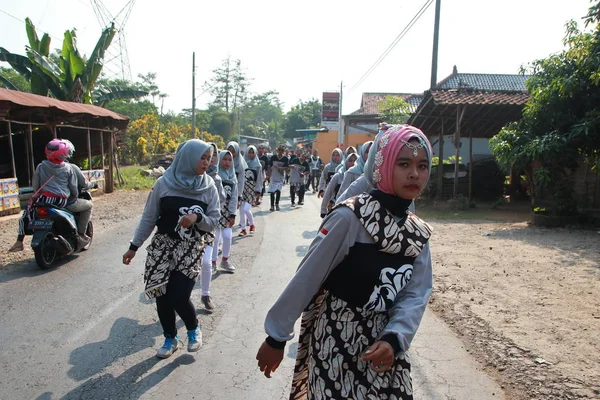 Mieszkańcy Studenci Świętować Upamiętnienie Islamskiej Szkoły Studiach Marsze Drodze Występów — Zdjęcie stockowe