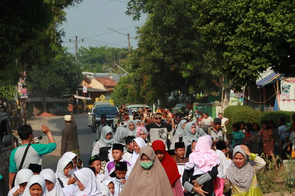 주민과 학생들은 이슬람 기반의 졸업을 기념하며 행진을 있습니다 공연과 인도네시아 — 스톡 사진