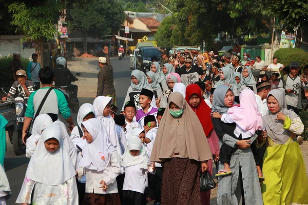 Residentes Estudantes Celebram Comemoração Formatura Escola Com Base Islâmica Com — Fotografia de Stock