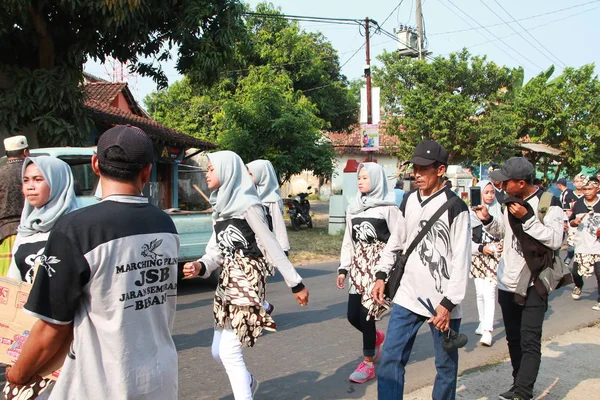 居民和学生庆祝伊斯兰学校毕业的纪念活动 沿途有游行 随着音乐表演和升旗仪式 印度尼西亚 2019年6月22日 — 图库照片