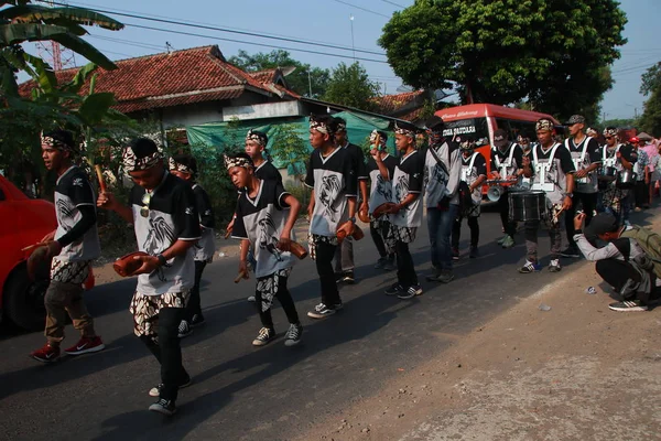 Penduduk Dan Siswa Merayakan Peringatan Kelulusan Sekolah Berbasis Islam Dengan — Stok Foto