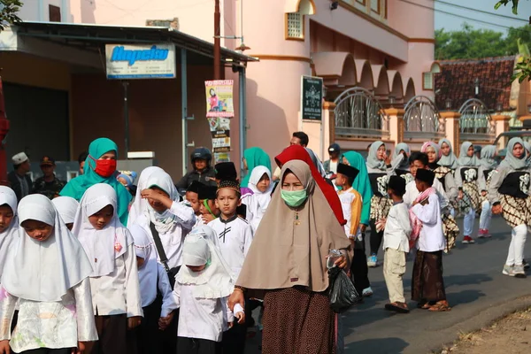 Mahalle Sakinleri Öğrenciler Yol Boyunca Yürüyüşler Slami Okul Mezuniyet Anma — Stok fotoğraf