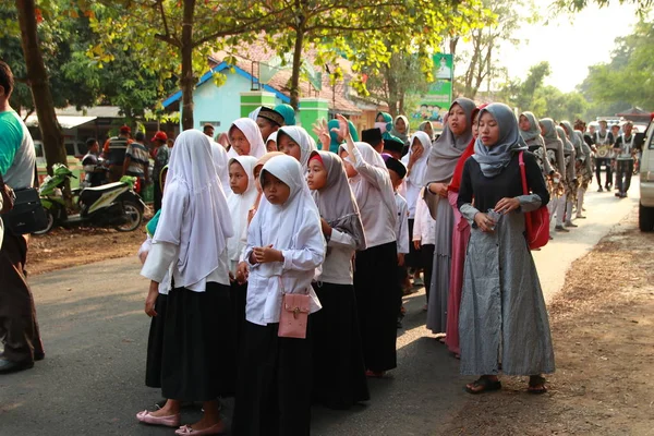Bewohner Und Schüler Feiern Das Gedenken Den Islamischen Schulabschluss Mit — Stockfoto
