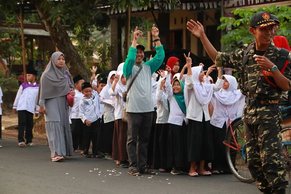 Residenti Studenti Celebrano Commemorazione Del Diploma Scuola Islamica Con Marce — Foto Stock