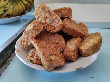 Kızarmış tempeh, özel mantar, protein gibi lezzetli Endonezya spesiyaliteleri ile fermente soya fasulyesi yapılan özel bir gıdadır