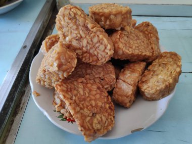 Kızarmış tempeh, özel mantar, protein gibi lezzetli Endonezya spesiyaliteleri ile fermente soya fasulyesi yapılan özel bir gıdadır