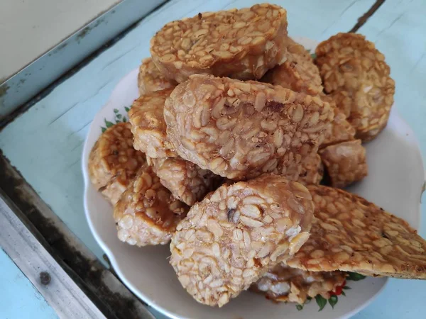 揚げテンペは 特別なキノコと発酵大豆から作られた特別な食品です タンパク質のようなおいしいインドネシアの名物 — ストック写真