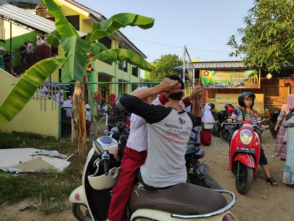 2019年7月16日 在印度尼西亚佩卡隆根 家长们把孩子送到了开学的第一天 来到了教室的大门 有的被欢快的孩子感动了 — 图库照片