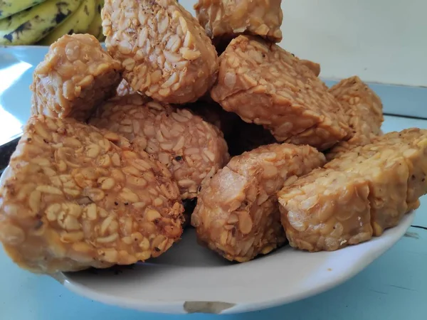 Tempeh Frito Alimento Especial Feito Soja Fermentada Com Cogumelos Especiais — Fotografia de Stock