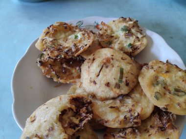 Kızarmış tempeh, özel mantar, protein gibi lezzetli Endonezya spesiyaliteleri ile fermente soya fasulyesi yapılan özel bir gıdadır