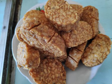 Kızarmış tempeh, özel mantar, protein gibi lezzetli Endonezya spesiyaliteleri ile fermente soya fasulyesi yapılan özel bir gıdadır