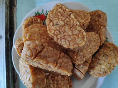 Kızarmış tempeh, özel mantar, protein gibi lezzetli Endonezya spesiyaliteleri ile fermente soya fasulyesi yapılan özel bir gıdadır