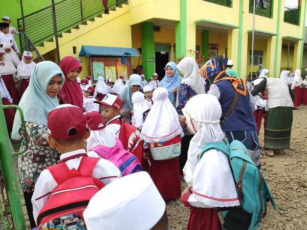 부모는 학교의 클래스의 자녀를 일부는 하나에 감동했다 페칼롱간 인도네시아 2019 — 스톡 사진