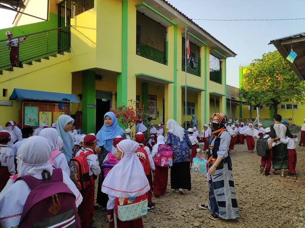 Parents Ont Livré Leurs Enfants Après Premier Jour École Porte — Photo