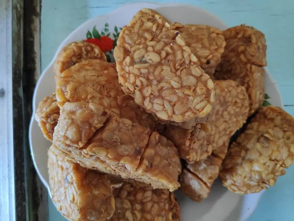 揚げテンペは 特別なキノコと発酵大豆から作られた特別な食品です タンパク質のようなおいしいインドネシアの名物 — ストック写真