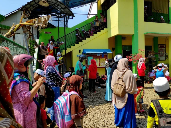 2019年7月20日 在印度尼西亚佩卡隆根 家长们接孩子上学回家 他们第一天就通过学校 到教室门口 有的很感动 很开朗 — 图库照片