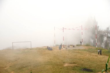 Dieng Dağları 'nda köylüler eğitim kuşlar 