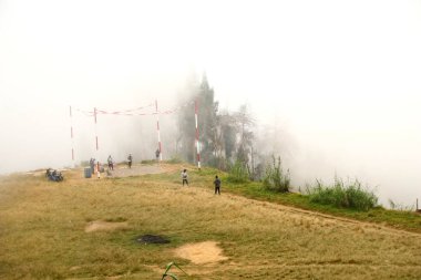  Dieng Dağları 'nda köylüler eğitim kuşlar