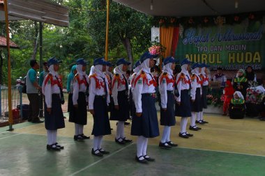 ortaokul öğrencileri çeşitli eğlenceli hareketler, merkezi Java Endonezya, 22 Haziran 2019 ile düzgün ve şaşırtıcı bir şekilde kaplı eylem hatları almak