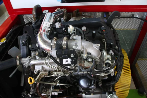 トヨタ フォーチュナー エンジン ディーゼルエンジンのタイプの全体像は ワークショップで車のエンジン技術者の実践を研究するために作られる バタンインドネシア 2019年7月22日 — ストック写真