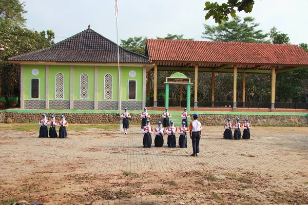 2019年6月22日 印度尼西亚中爪哇 初中生们用整齐而惊人的动作排着队 — 图库照片