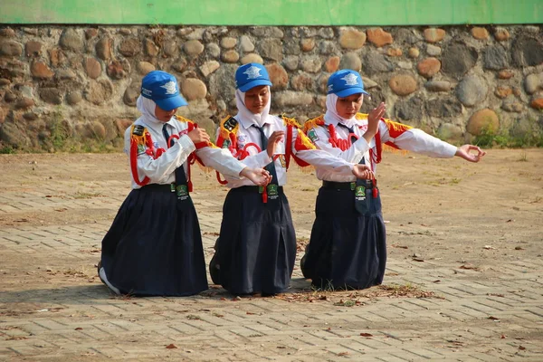 Ortaokul Öğrencileri Çeşitli Eğlenceli Hareketler Merkezi Java Endonezya Haziran 2019 — Stok fotoğraf