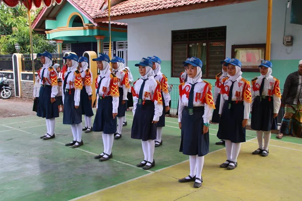 Studenti Střední Školy Dělají Akční Linie Úhledně Úchvatně Různými Zábavnými — Stock fotografie