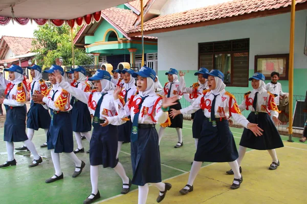 Junior Gymnasieelever Vidta Åtgärder Linjer Fodrad Prydligt Och Bedövande Med — Stockfoto