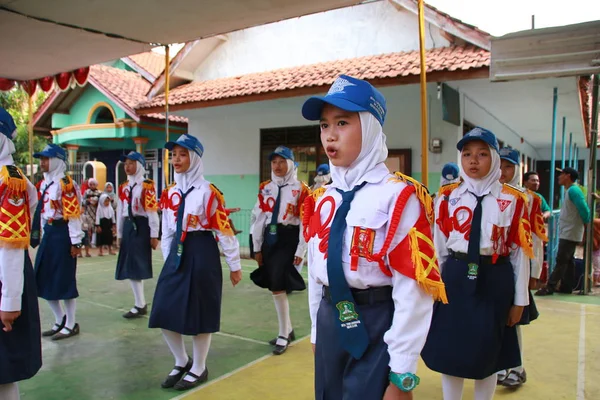 Junior Middelbare Scholieren Nemen Actielijnen Netjes Verbluffend Met Diverse Vermakelijke — Stockfoto