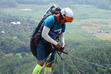 Milli şampiyonada yarışırken yamaç paraşütü sporcular, Batang/Central Java-Endonezya