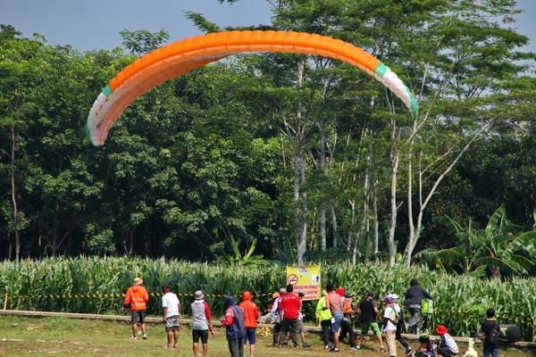 Paralotniarstwa Sportowców Podczas Konkurowania Mistrzostwach Narodowych Bang Central Java Indonesia — Zdjęcie stockowe