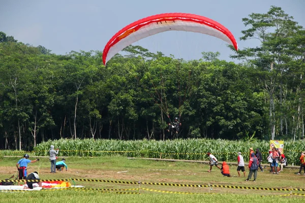 全国大会に出場しながらパラグライダー選手 バタン 中央ジャワ インドネシア — ストック写真