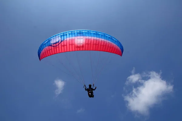 参加全国锦标赛的滑翔伞运动员 中爪哇 印度尼西亚 — 图库照片