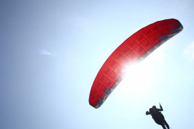 Milli şampiyonada yarışırken yamaç paraşütü sporcular, Batang/Central Java-Endonezya