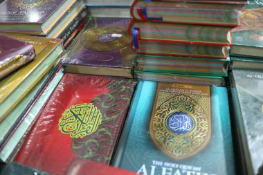  Kur'an-ı Kerim ve çeşitli İslam temalı kitaplar bir kitapçıda satılmaktadır.