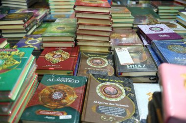  Kur'an-ı Kerim ve çeşitli İslam temalı kitaplar bir kitapçıda satılmaktadır.