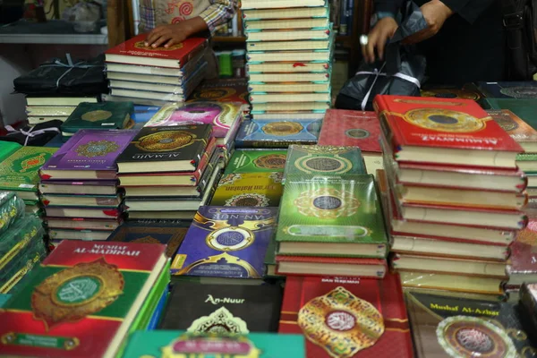 El Sagrado Corán y varios libros de temática islámica se venden en una librería — Foto de Stock