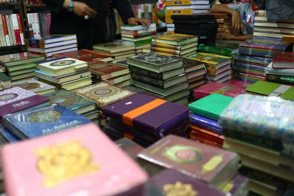 Sacro Corano Vari Libri Tema Islamico Sono Venduti Una Libreria — Foto Stock